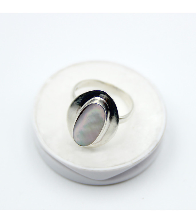 Moderner Ring | 925er Silber mit Irisierendem Perlmutt Moderner Ring | 925er Silber mit Irisierendem Perlmutt
