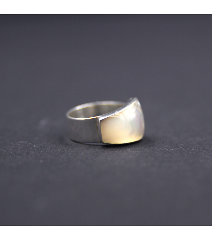 Elegant Statement Ring | 925 Sterling Silver with Radiant Mother of Pearl Elegant Statement Ring | 925 Sterling Silver with Radiant Mother of Pearl