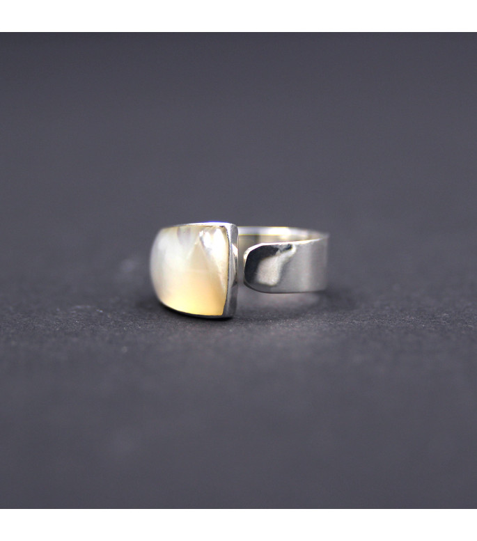 Elegant Statement Ring | 925 Sterling Silver with Radiant Mother of Pearl Elegant Statement Ring | 925 Sterling Silver with Radiant Mother of Pearl