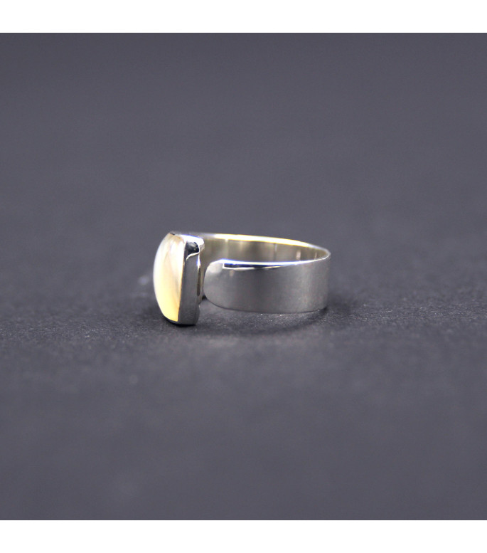 Elegant Statement Ring | 925 Sterling Silver with Radiant Mother of Pearl Elegant Statement Ring | 925 Sterling Silver with Radiant Mother of Pearl