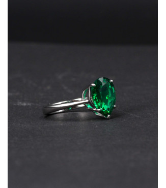 Emerald Whisper Ring ✨